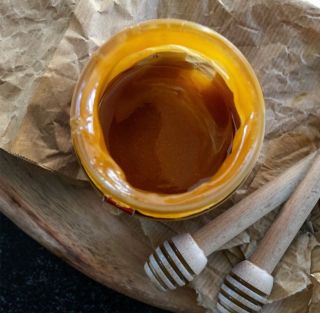 Med, který mluví jazykem přírody. 🍯💛 #justhoney_eu #justhoneycz #manuka #primalbynature #honey #love #puremanuka...