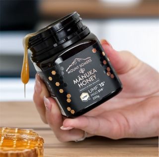 Objevte chuť pravého přírodního pokladu 🍯 🌸 Manuka med Mount Somers – ten nejlepší med na světě, plný síly novozélandské...