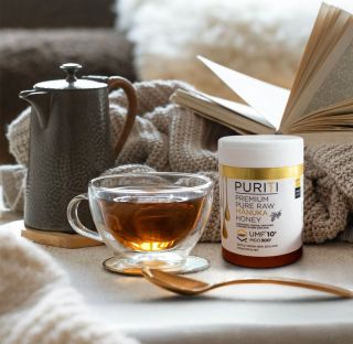 🍂 Podzim má své kouzlo. Chvíle klidu s oblíbenou knihou, šálkem horkého čaje a lžičkou prémiového Manuka medu PURITI 🍯 –...